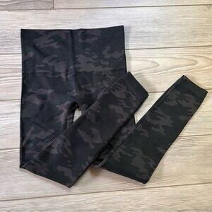 NWOT Spanx Look At Me Now Seamless High Waisted Leggings Black Camo Size XS